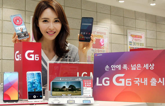 지난 3월 10일 국내 이동통신 3사를 통해 출시된 LG전자 전략 스마트폰 'LG G6' © News1