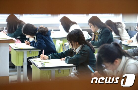 본문 이미지 - 2018학년도 대학수학능력시험을 대비해 전국연합학력평가를 보고 있는 고3 수험생들. /뉴스1 ⓒ News1 오장환 기자