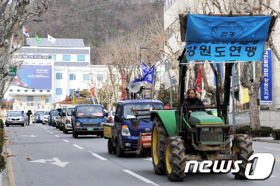(춘천=뉴스1) 박하림 기자 = 전국농민회총연맹 강원도연맹이 9일 오후 강원도청 앞에서 3차 전봉준투쟁단·강원농민결의대회를 마친 뒤 차량행진을 하고 있다. 2017.3.9/뉴스1