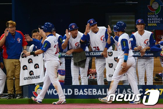 9일 오후 서울 구로구 고척스카이돔에서 열린 2017년 월드베이스볼클래식&#40;WBC&#41; 1라운드 한국과 대만의 경기에서 2회말 2사 만루 상황 대만 후친룽의 안타때 득점에 성공한 천용지, 린쿤션이 동료들과 기뻐하고 있다. 2017.3.9/뉴스1 ⓒ News1 임세영 기자