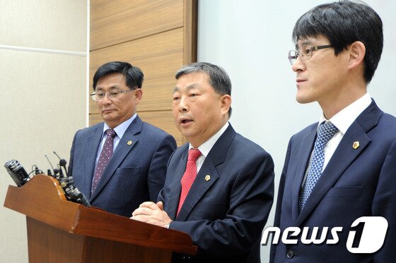 본문 이미지 - 임순묵, 이언구, 김학철(왼쪽부터) 충북도의회 의원들이 10일 충북도청에서 기자회견을 열고 "이시종 지사의 충주에코폴리스 사업 중단 선언은 스스로 레임덕을 자초한 것＂이라고 지적하고 있다. 2017.4.10/뉴스1 ⓒ News1 김용빈 기자