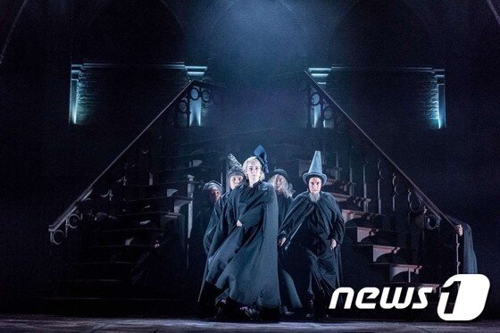 본문 이미지 - 연극 '해리포터와 저주받은 아이들' 공연장면.(사진=Manuel Harlan)