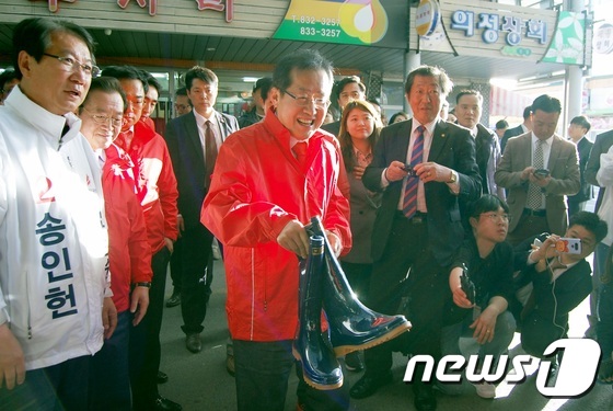 (세종ㆍ충북=뉴스1) 김정수 기자 = 홍준표 자유한국당 대선후보가 10일 오후 충북 괴산군수 보궐선거 지원유세에서 시장을 돌며 장화를 구입하고 있다. 2017.4.10/뉴스1