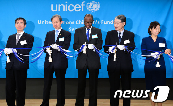 (서울=뉴스1) 성동훈 기자 = 안총기(왼쪽 두번째) 외교부 제2차관과 오마르 아브디 유니세프 부총재가 11일 오전 서울 종로구 서울글로벌센터에서 열린 유니세프 서울사무소 개소식에 …