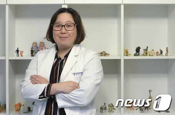 김은지 마음토닥정신건강의학과의원 원장&#40;전 단원고 스쿨닥터&#41;이 지난 11일 오후 경기도 안산시 마음토닥정신건강의학과의원에서 뉴스1과 인터뷰를 하고 있다. 2017.4.11/뉴스1 ⓒ News1 오장환 기자