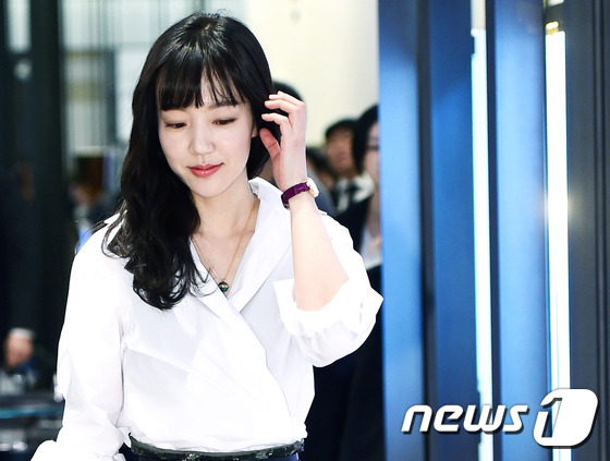 (서울=뉴스1) 권현진 기자 = 배우 임수정이 12일 오후 서울 신세계백화점 강남점에서 열린 한 시계브랜드 포토행사에 참석하고 있다.