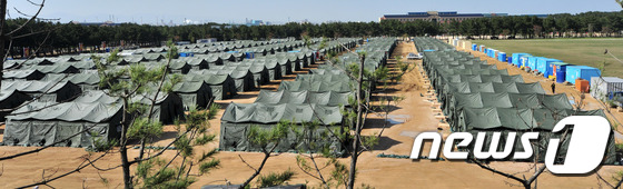 (포항=뉴스1) 최창호 기자 = 한미 합동연합 군수지원 훈련에 참가한 미 19지원사령부 소속 병력(1600여명)이 12일 오후 경북 포항시 해병대 1사단 전투연병장에서 숙영지를 설 …