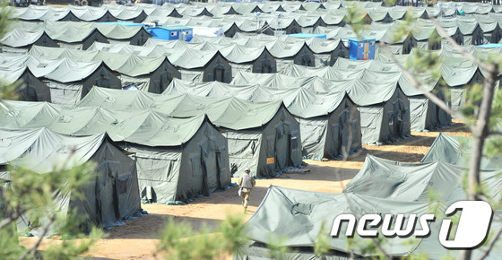 (포항=뉴스1) 최창호 기자 = 한미 합동연합 군수지원 훈련에 참가한 미 19지원사령부 소속 병력(1600여명)이 12일 오후 경북 포항시 해병대 1사단 전투연병장에서 숙영지를 설 …