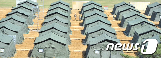 (포항=뉴스1) 최창호 기자 = 한미 합동연합 군수지원 훈련에 참가한 미 19지원사령부 소속 병력(1600여명)이 12일 오후 경북 포항시 해병대 1사단 전투연병장에서 숙영지를 설 …