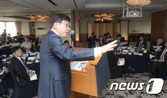 (서울=뉴스1) 황기선 기자 = 이동희 식품의약품안전처 바이오생약국장이 13일 오전 서울 중구 롯데호텔에서 열린 '제2회 B&M Leaders Club'에서 바이오의약품 산업의 전 …