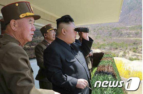 (서울=뉴스1) = 김정은 북한 노동당 위원장이 북한군 특수작전부대 강하 및 대상물 타격 경기대회를 참관했다고 노동신문이 13일 보도했다.(노동신문) 2017.4.13/뉴스1