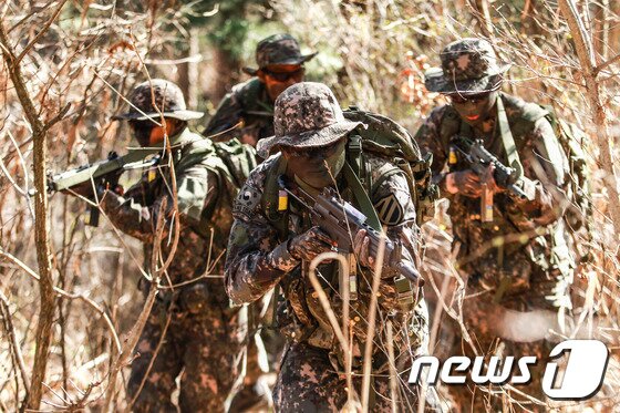 본문 이미지 - 13일 강원 홍천군 육군 제11기계화보병사단 정찰대는 홍천군 일대 산악 지형에서 100km 행군을 병행한 전술훈련을 진행하고 있다.(육군 제11기계화보병사단 제공)2017.4.13/뉴스1 ⓒ News1 박태순 기자