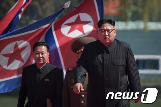 본문 이미지 - 북한 김정은 노동당 위원장이 13일 '김일성 탄생 105주년(태양절)'을 기념해 고층빌딩으로 정비한 평양 여명거리 준공식 행사장에 도착했다. 뒤에 최룡해 노동당 중앙위원회 부위원장이 보인다. 2017.4.13ⓒ AFP=뉴스1 ⓒ News1 최종일 기자