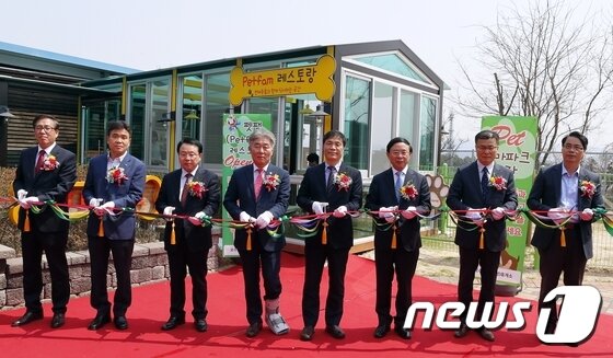 본문 이미지 - 2017년4월 문을 연 전북 임실군 완주-순천 고속도로 상행선 오수휴게소내 '펫 테마파크'.  사진 임실군 제공.