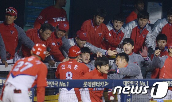 본문 이미지 - 득점 후 기뻐하는 KIA 타이거즈 선수단. /뉴스1 DBⓒ News1 이동원 기자