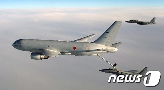 본문 이미지 - 일본 항공자위대의 KC-767 공중 급유 수송기가 전투기에 공중 급유하고 있는 모습(일본 항공자위대 제공) ⓒ News1