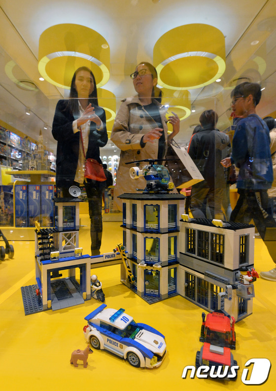 (서울=뉴스1) 이재명 기자 = 14일 오후 서울 송파구 잠실 롯데월드몰에 개장한 ‘레고®스토어’를 찾은 시민들이 레고 브릭을 살펴보고 있다. 이번에 오픈한 레고 스토어는 자신이 …