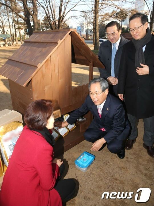 본문 이미지 - 한정애 더불어민주당 의원(왼쪽)과 우윤근 국회 사무총장(왼쪽에서 두 번째)이 급식소 앞에서 이야기를 나누고 있는 모습. ⓒ News1 손형주 기자