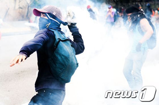 본문 이미지 - 13일&#40;현지시간&#41; 베네수엘라 수도 카라카스에서 열린 반정부 시위 모습. ⓒ AFP=뉴스1