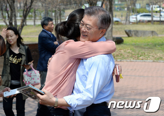 (서울=뉴스1) 박세연 기자 = 문재인 더불어민주당 대선후보가 15일 오후 반려동물 정책을 발표하기 위해 서울 마포구 상암월드컵공원 반려견 놀이터를 방문해 시민과 포옹하고 있다. …