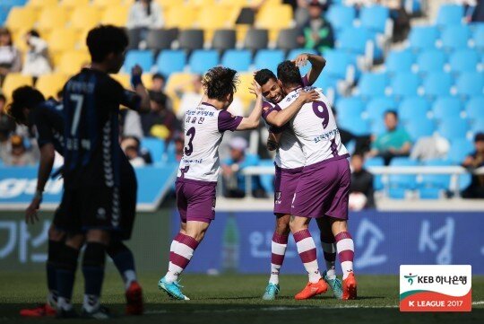 본문 이미지 - 전남 드래곤즈 선수들이 15일 인천축구전용경기장에서 열린 인천 유나이티드와의 KEB하나은행 K리그 클래식 6라운드에서 득점 후 기뻐하고 있다. (한국프로축구연맹 제공) ⓒ News1