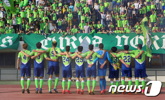 (전주=뉴스1) 문요한 기자 = 16일 오후 전북 전주시 전주종합경기장에서 열린 2017 프로축구 KEB하나은행 K리그 클래식 전북현대와 상주상무의 경기를 4:1로 승리하며 단독 …