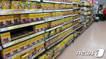 본문 이미지 - 16일 오후 서울시내 A마트 대형마트 즉석식품 코너도 한산한 모습이다. /사진 = 장도민 기자 ⓒ News1