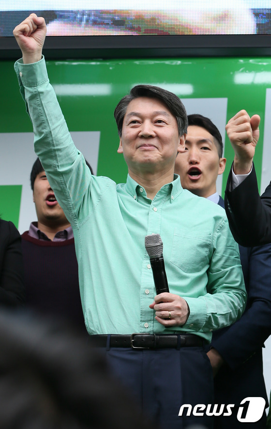 (서울=뉴스1) 송원영 기자 = 안철수 국민의당 대선 후보가 17일 서울 종로구 광화문 네거리에서 시민들을 향해 지지를 호소하고 있다. 2017.4.17/뉴스1