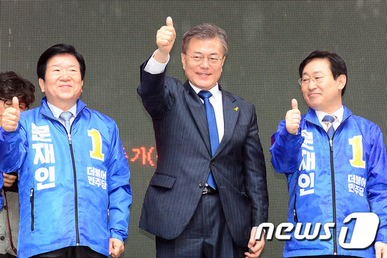 (대전=뉴스1) 장수영 기자 = 문재인 더불어민주당 대선후보가 17일 대전시 중구 은행동 으능정이거리에서 유권자들에게 지지를 호소하고 있다. 2017.4.17/뉴스1