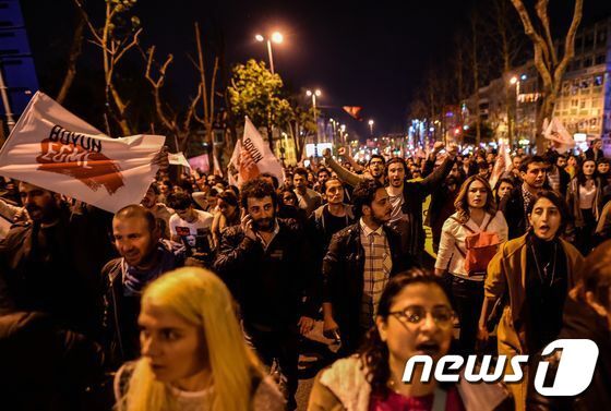 본문 이미지 - 터키에서 개헌안 국민투표가 치러진 16일(현지시간) 반대 지지 시민들이 집회를 벌였다. ⓒ AFP=뉴스1