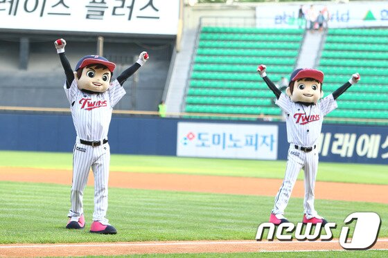 본문 이미지 - 역사 속으로 사라지게 된 LG 트윈스 마스코트 근성이와 팀웍이.(LG 제공)ⓒ News1