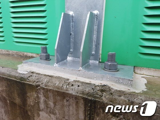 본문 이미지 - 지난 17일 창원 도계동~봉림동 북부순환도로에 정상 시공된 다른 2곳의 방음벽 모습.2017.4.18/뉴스1ⓒ News1 강대한 기자