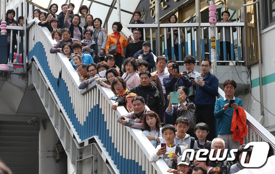 (대구=뉴스1) 송원영 기자 = 18일 대구시 중구 서문시장에서 열린  안철수 국민의당 대선 후보의 ‘민생이 최우선입니다’  거리유세에서 시민들이 안 후보를 바라보고 있다. 201 …