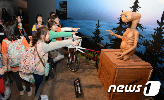 (과천=뉴스1) 오장환 기자 = 18일 오후 경기도 과천시 국립과천과학관 어울림홀 미래상상 SF관에서 아이들이 전시를 관람 하고 있다. 이날 개관한 미래상상 SF관은 4차 산업혁명 …