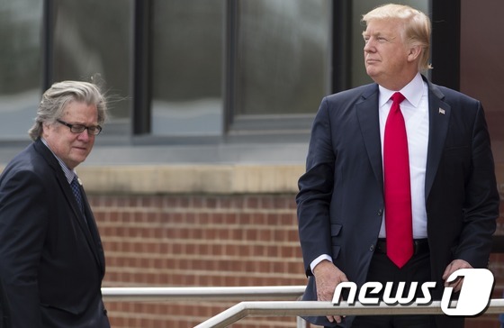 (커노샤 AFP=뉴스1) 우동명 기자 = 도널드 트럼프 미국 대통령과  스티브 배넌 수석 전략가가 18일 (현지시간)  '미국 물건을 사고 미국인을 고용하라'는 행정명령에 서명하기 …