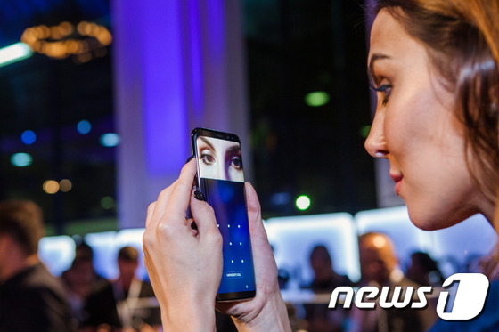 '갤럭시 S8 홍채 인식 기능 체험'