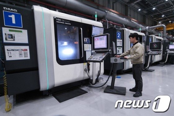 본문 이미지 - 삼성전자 직원이 지난 18일 광주사업장 정밀금형개발센터에서 초정밀 가공 밀링기를 통해 금형 부품을 가공하고 있다.(삼성전자 제공)ⓒ News1