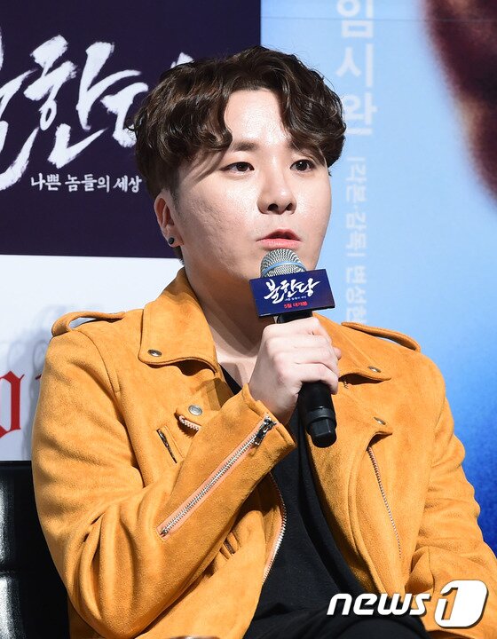 본문 이미지 - 변성현 감독이 19일 오전 서울 압구정cgv에서 열린 영화 ‘불한당’ 제작발표회에 참석해 인사말을 하고 있다. ⓒ News1 권현진 기자