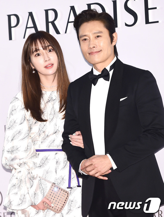 (영종도=뉴스1) 권현진 기자 = 배우 이병헌, 이민정 부부가 20일 오후 인천 영종도 복합리조트 파라다이스시티에서 열린 포토월 행사에 참석해 포즈를 취하고 있다.