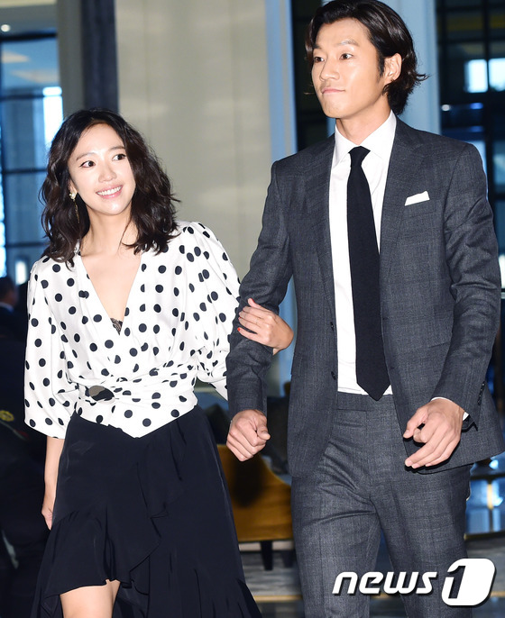 (영종도=뉴스1) 권현진 기자 = 배우 이천희, 전혜진 부부가 20일 오후 인천 영종도 복합리조트 파라다이스시티에서 열린 포토월 행사에 참석하고 있다.