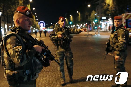 프랑스 병력이 20일 총기 테러가 발생한 파리 샹젤리제 거리 일대에 배치됐다.  © AFP=뉴스1
