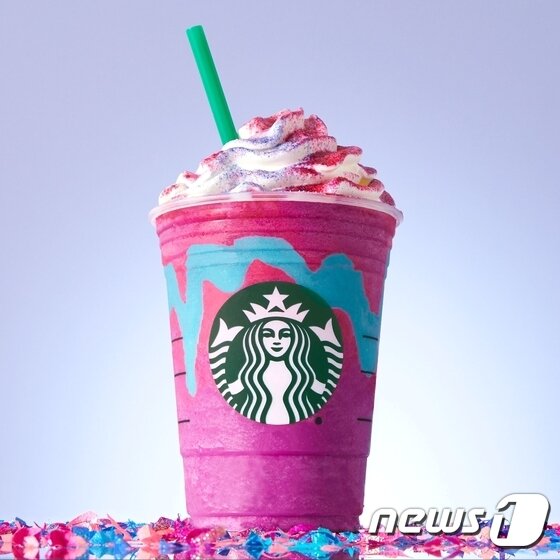 본문 이미지 - 미국과 멕시코, 캐나다에서만 23일까지 한정으로 판매되는 스타벅스 '유니콘 프라푸치노' ⓒ News1