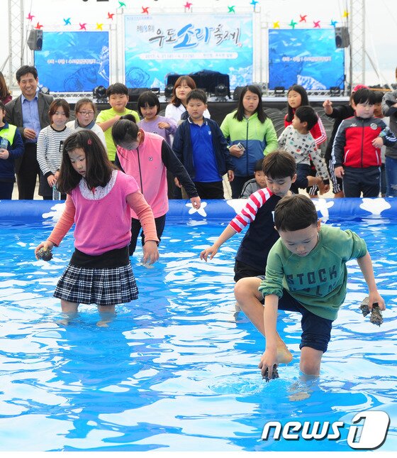 본문 이미지 - 21일 제주시 우도에서 개막한 제9회 우도소라축제에서 어린이들이 발가락으로 소라 잡기 체험을 하고 있다.2017.4.21/뉴스1 ⓒ News1 이석형 기자