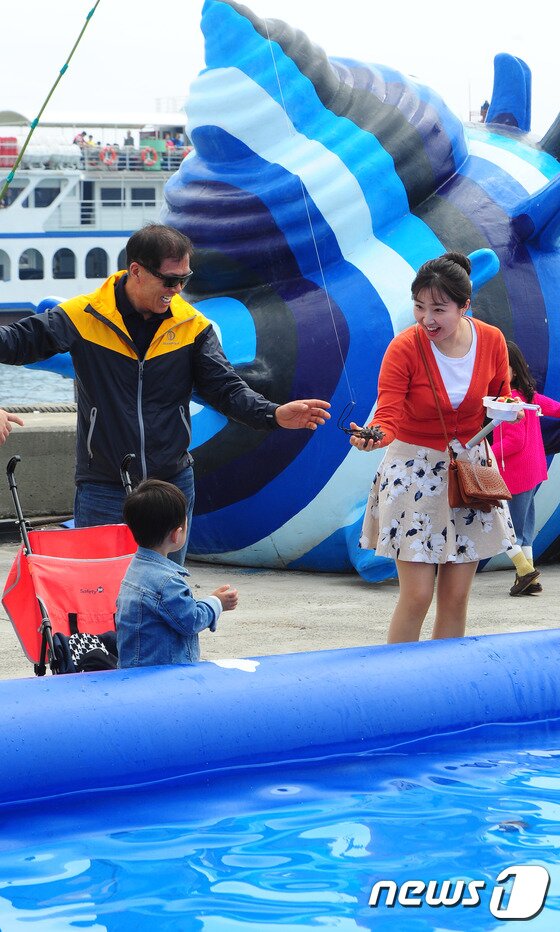 본문 이미지 - 21일 제주시 우도에서 개막한 제9회 우도소라축제에서 관광객들이 소라 낚시 체험을 하고 있다.2017.4.21/뉴스1 ⓒ News1 이석형 기자