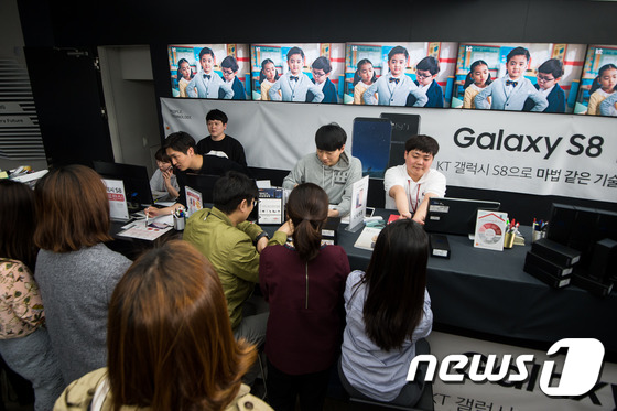갤럭시 S8 구매 기다리는 고객들