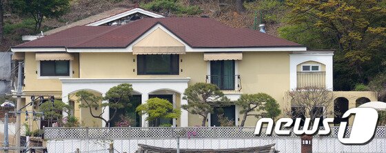 본문 이미지 -  서울 내곡동 박근혜 전 대통령이 매수한 자택. /뉴스1 ⓒ News1 김명섭 기자