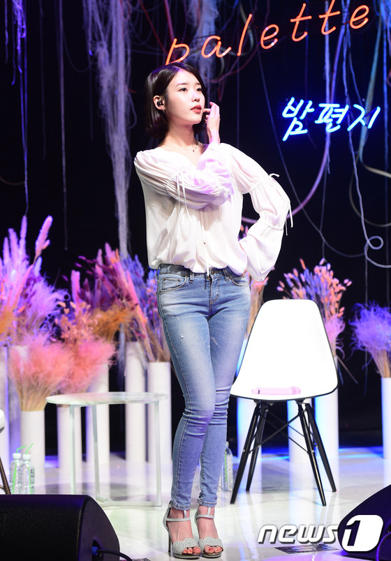 (서울=뉴스1) 권현진 기자 = 가수 아이유(IU)가 21일 오후 서울 신한카드 판스퀘어 라이브홀에서 열린 정규4집 ‘팔레트(Palette)’ 컴백 쇼케이스에 참석해 포즈를 취하고 …