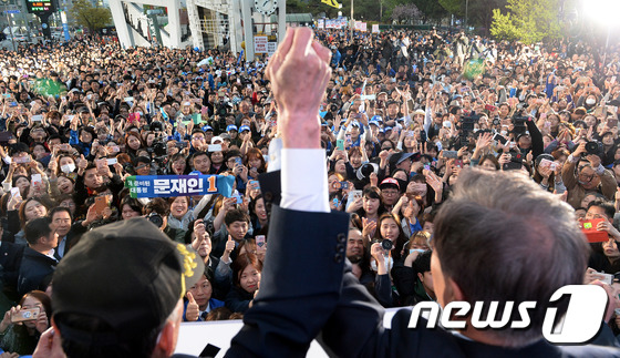 (인천=뉴스1) 허경 기자 = 문재인 더불어민주당 대선후보가 21일 오후 인천시 부평역 앞 광장에서 진행된 인천지역 집중유세에서 양규백 옹(한국전쟁 당시 인천상륙작전 지원)참전용사 …