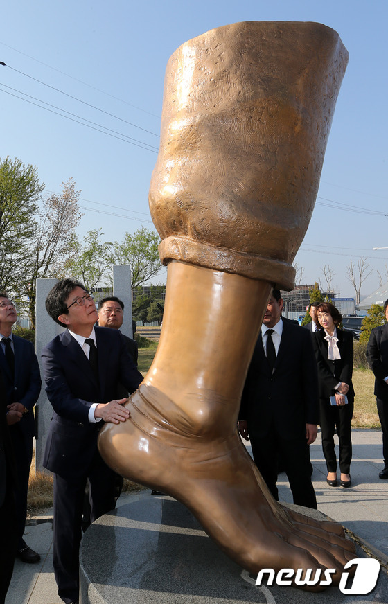 (파주=뉴스1) 박지혜 기자 = 유승민 바른정당 대선후보가 23일 오전 경기 파주 임진각 평화누리공원 '평화의 발' 동상을 찾아 묵념한 뒤 조형물을 살펴보고 있다.'평화의 발'은 …