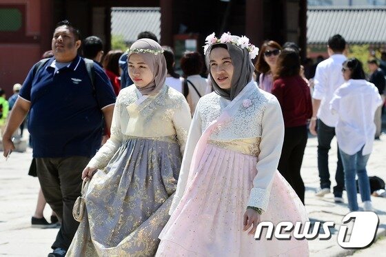 본문 이미지 - 서울 종로구 경복궁에서 무슬림 관광객들이 한복을 차려입고 궁궐 내부를 둘러보고 있다. ⓒ 뉴스1 민경석 기자